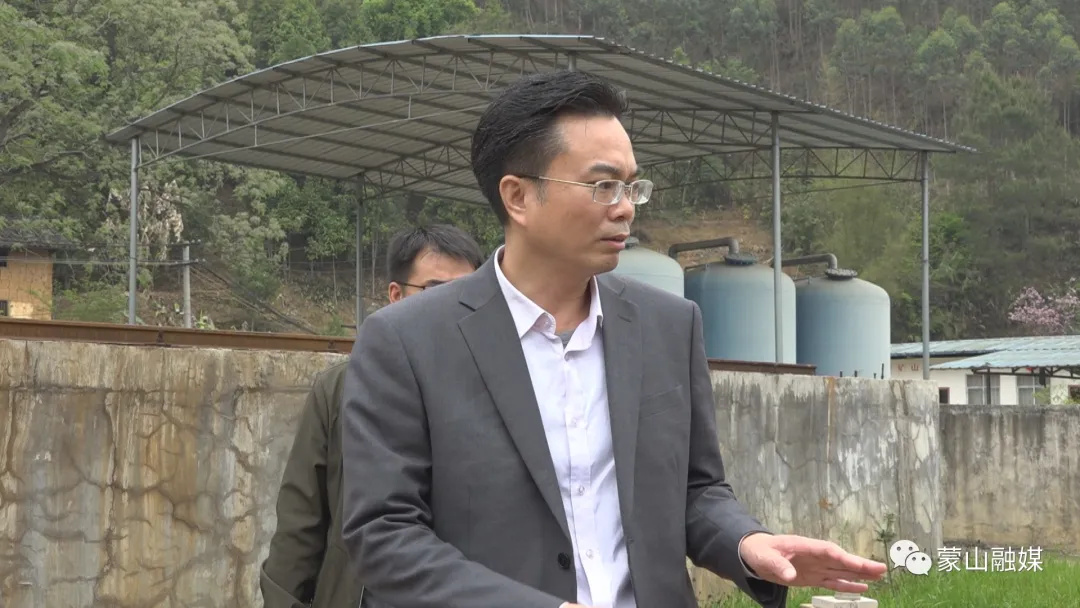 蒙中平一行实地查看了污水处理设施运行情况,详细了解